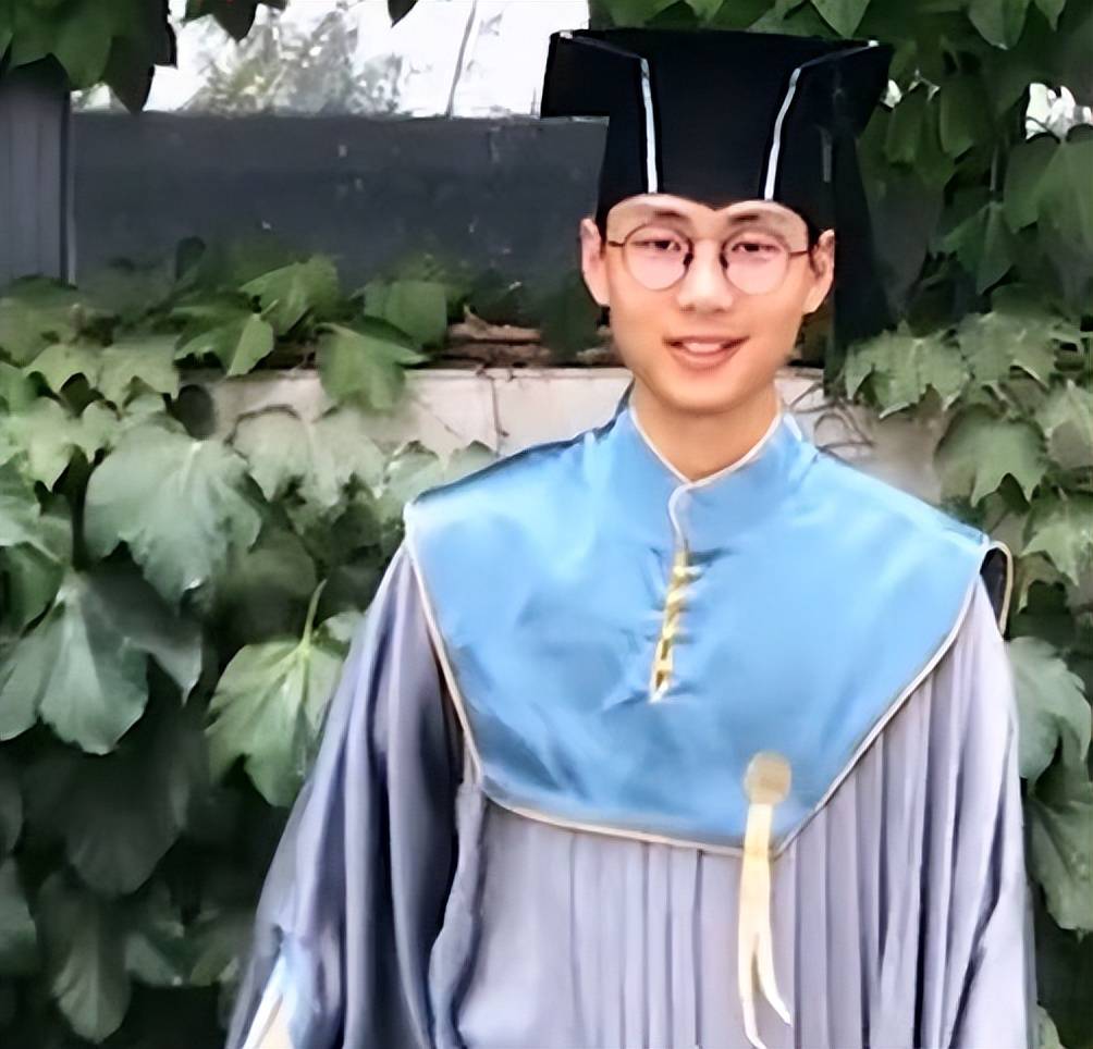 中央美院民族风学士服火了中西结合有特色典雅又不失风采