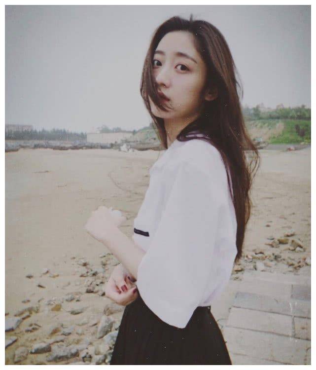 何洛洛当众承认喜欢她,穿白衬衫搭黑裙子清纯无比,美成校花_戚砚笛