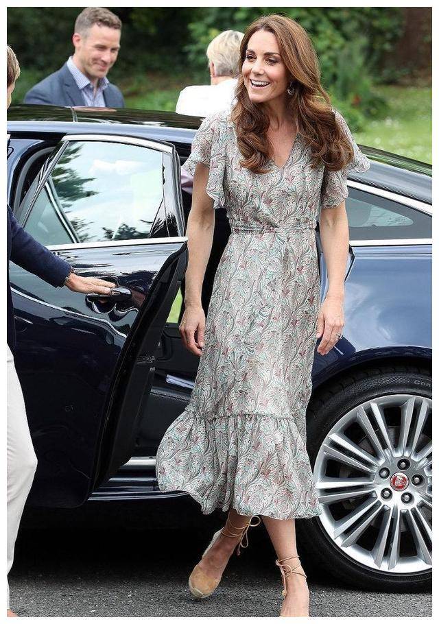 凯特王妃低调造型出席活动,印花连衣裙搭坡跟鞋,像个邻家小姐姐_裙子
