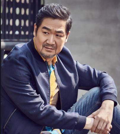 原创65岁张国立近况罕见曝光弯腰驼背走路需搀扶儿子成一辈子遗憾