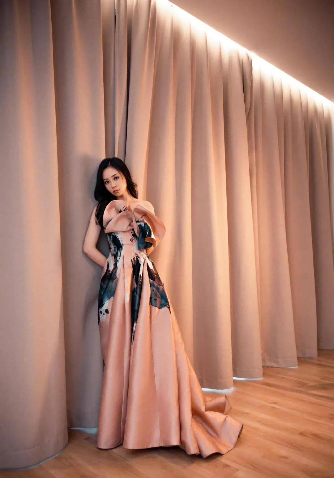 原创张靓颖和男友逛街被拍两人牵手购物太甜蜜靓颖状态超好似少女