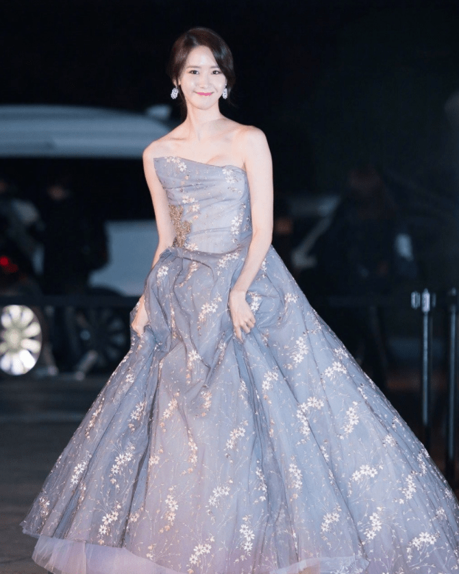 在韩国堪称"神颜"的林允儿,到底有多美?_衣品_黑色_刺绣