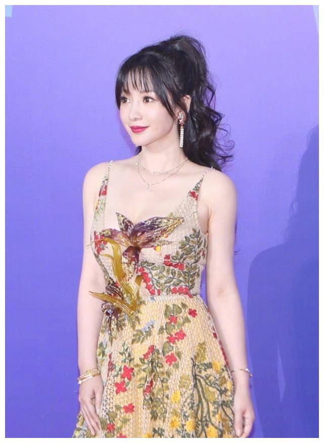 她曾因身材似柳岩被 嘲笑 今30岁成骄傲的资本 穿衣自信 风格 裙子 身体