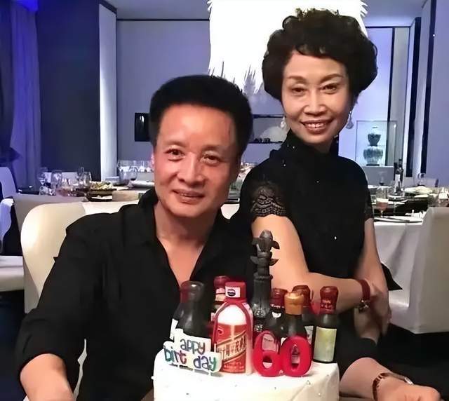 阎维文妻子近照罕有曝光!身形消瘦惹人心疼