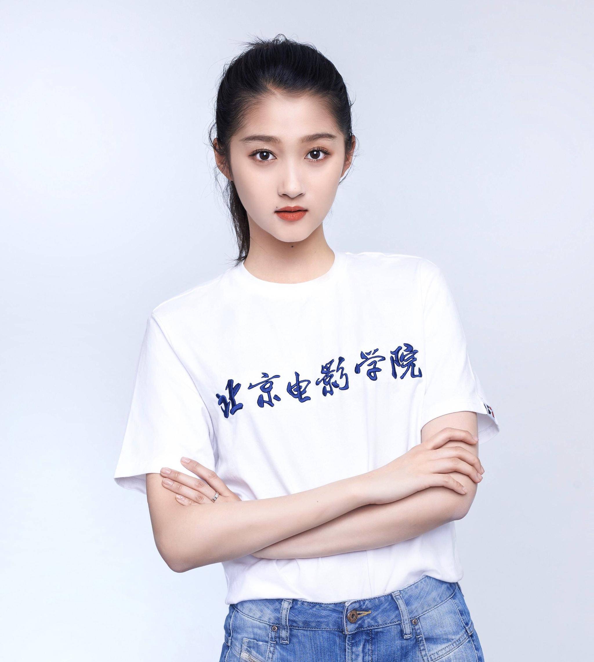 关晓彤成一线明星,亲姐姐却开面馆,真是同爹不同命_事业_晓丹_发展