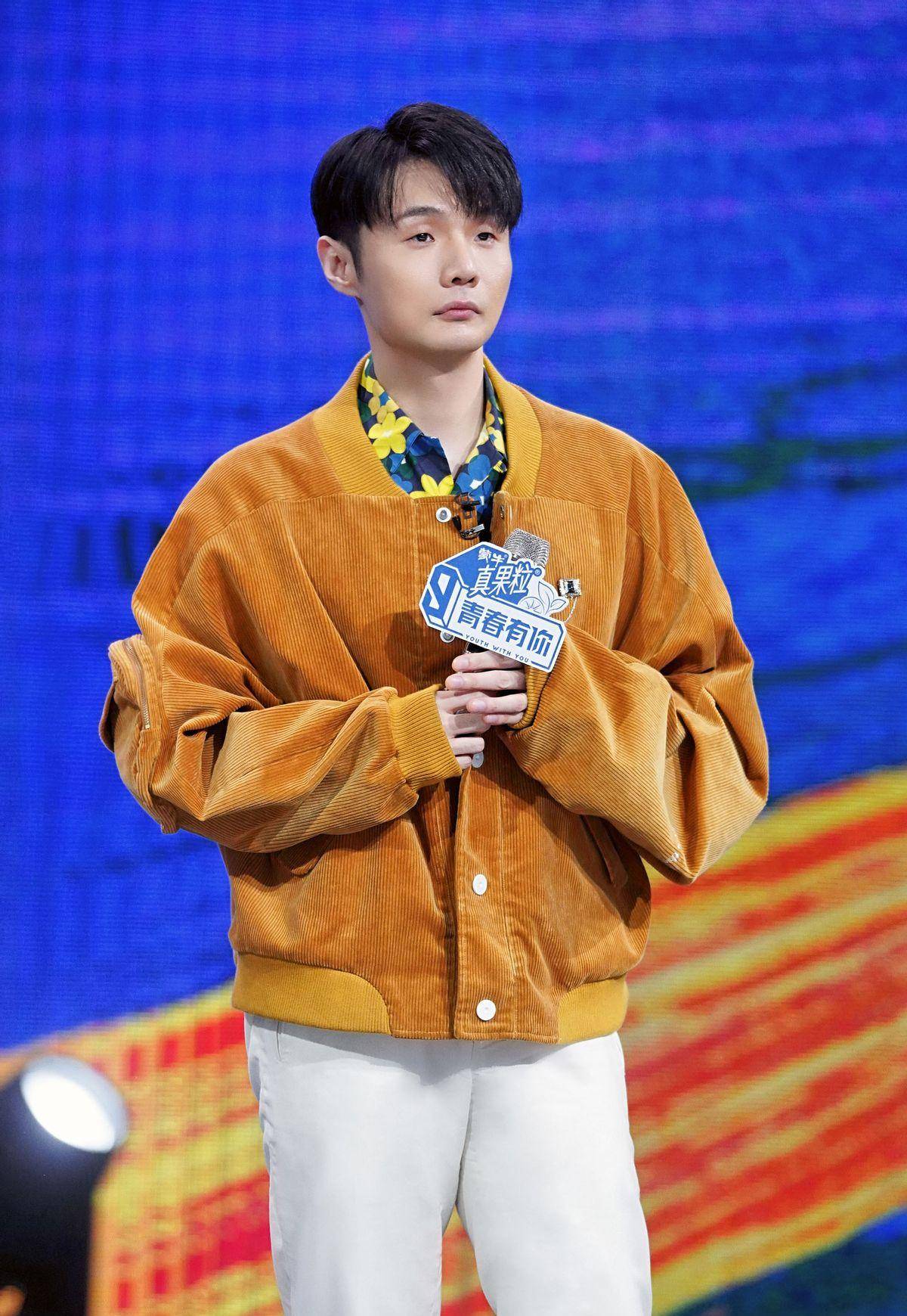 原创李荣浩衣品越来越好了短袖衬衫穿出潮男范这些造型时髦多变