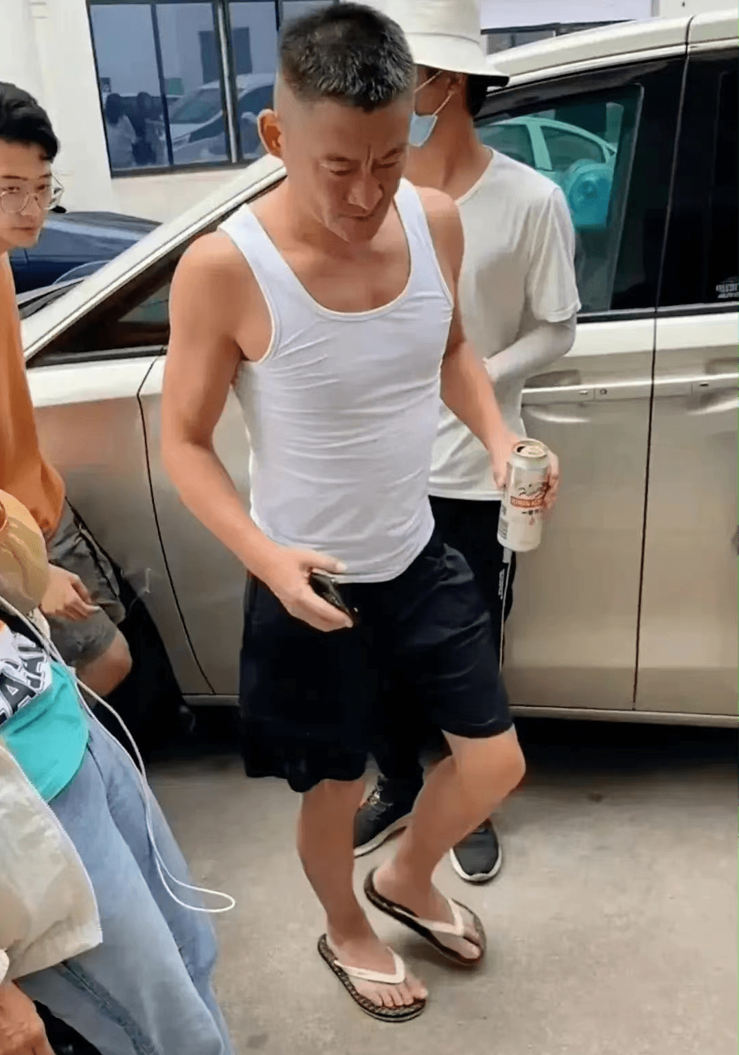 55岁景岗山现身酒不离手,穿拖鞋汗衫满脸皱纹,喝到脸通红引围观