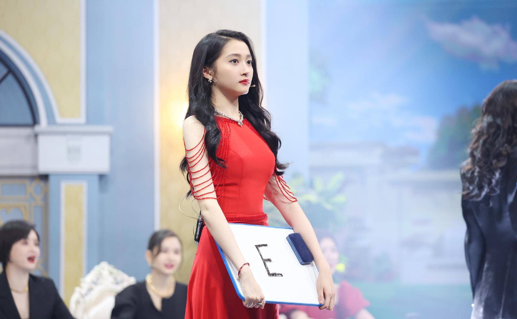 范丞丞关晓彤合作新剧,穿情侣西装风衣,俊男美女真养眼_身高_肤色