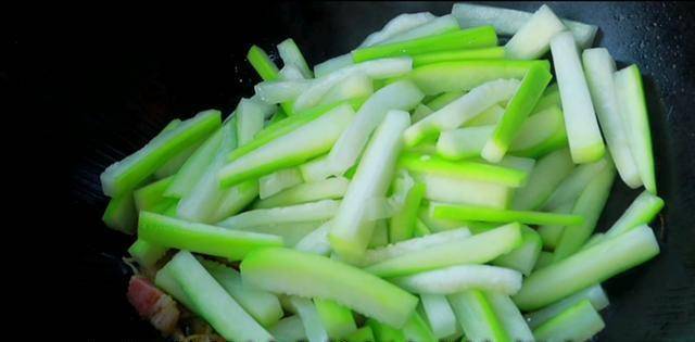 淮扬菜大厨将瓠子加入咸肉,河虾一起烧,咸鲜适口,清爽宜人_备用_过水