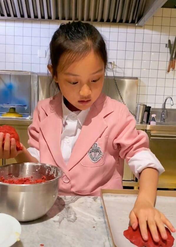 李小璐陪女儿亲手做蛋糕,甜馨穿校服扎马尾,一个回眸美出新高度