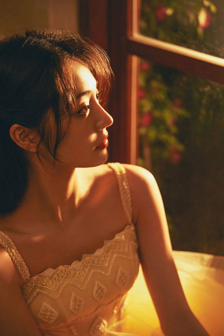 周洁琼白色吊带长裙性感写真