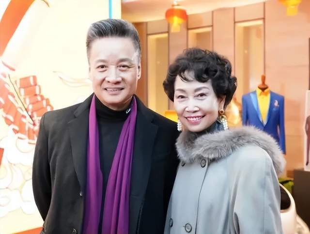 阎维文妻子近照罕有曝光!身形消瘦惹人心疼