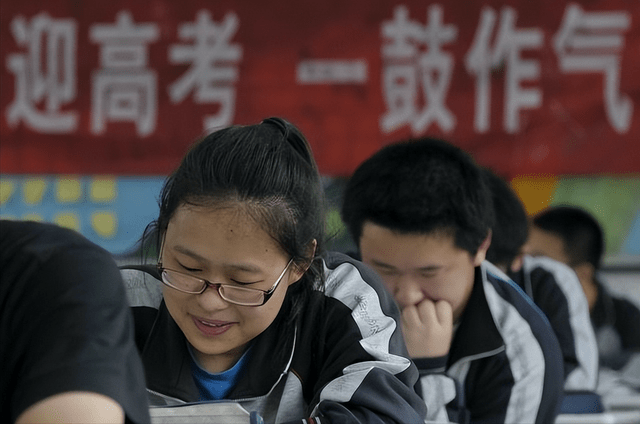 原创2003年高考试卷被四川一考生盗走造就史上最难高考他考515分