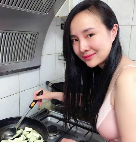 干露露穿睡裙下厨房,看到细节后的网友:中看不中用的好把式!