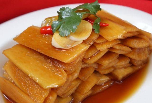 我最喜欢的一种是入味清脆又可口的酱萝卜皮,咸中带点甜,并且是冰镇