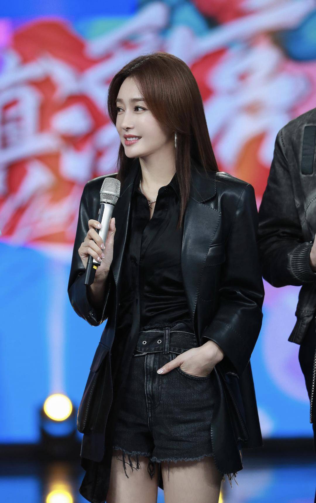 原创秦岚把皮衣穿出妩媚配牛仔短裤腿型完美黑色靴子帅气减龄