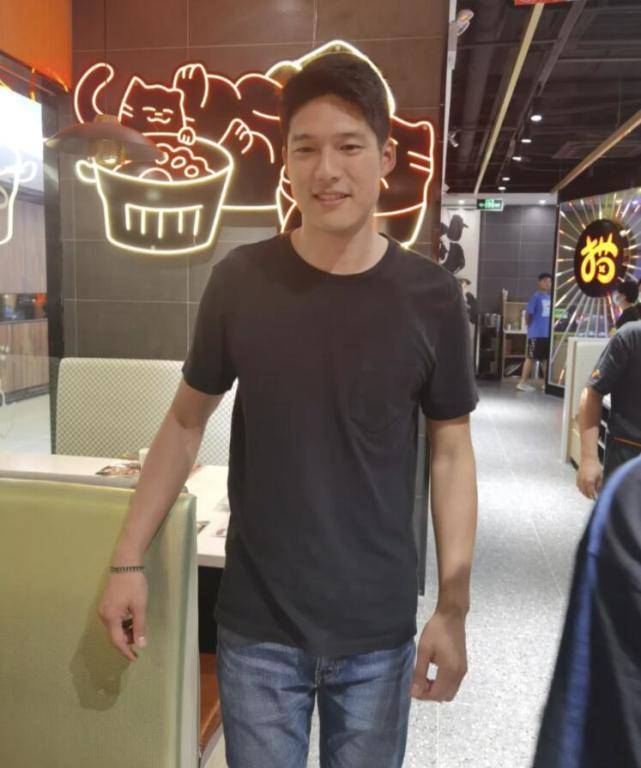 网友偶遇吴永恩,与美女合影手放身后不敢动,聊到王