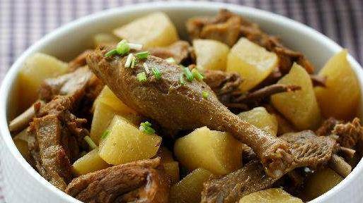 原创深秋的鸭肉肥美好吃白萝卜鲜味营养好做一道白萝卜烧鸭营养好