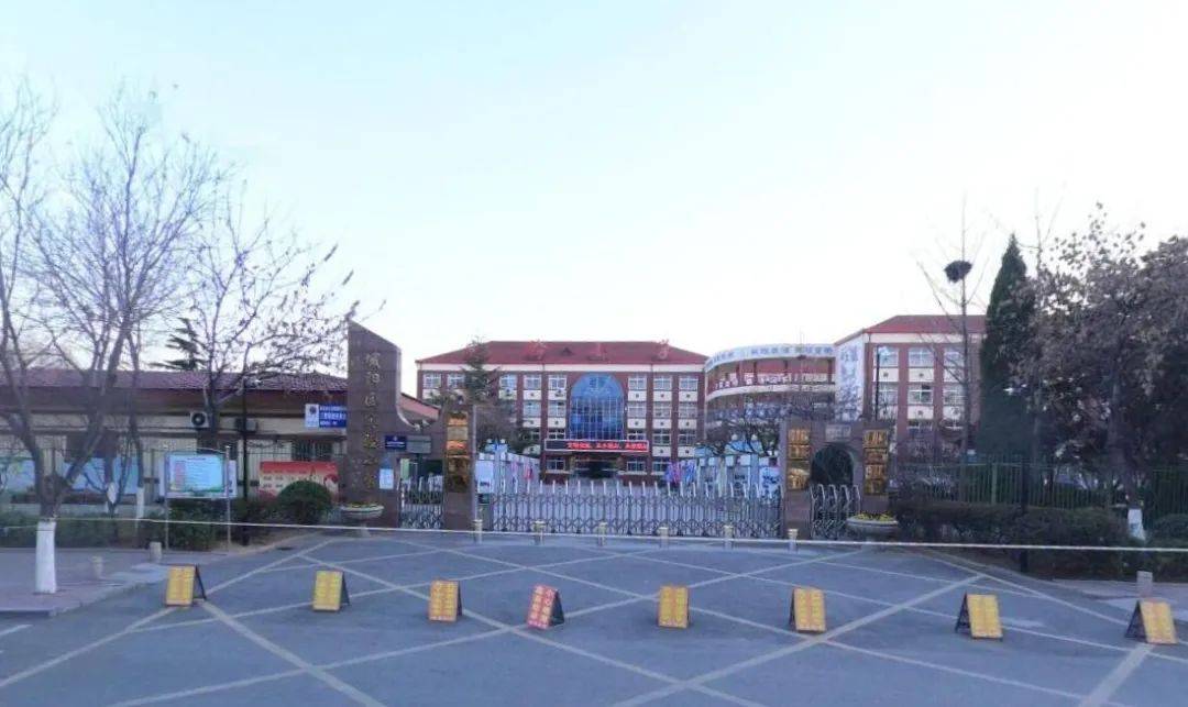 青岛市城阳区实验小学是一所区直属学校,坐落于城阳区崇阳路以南,康城