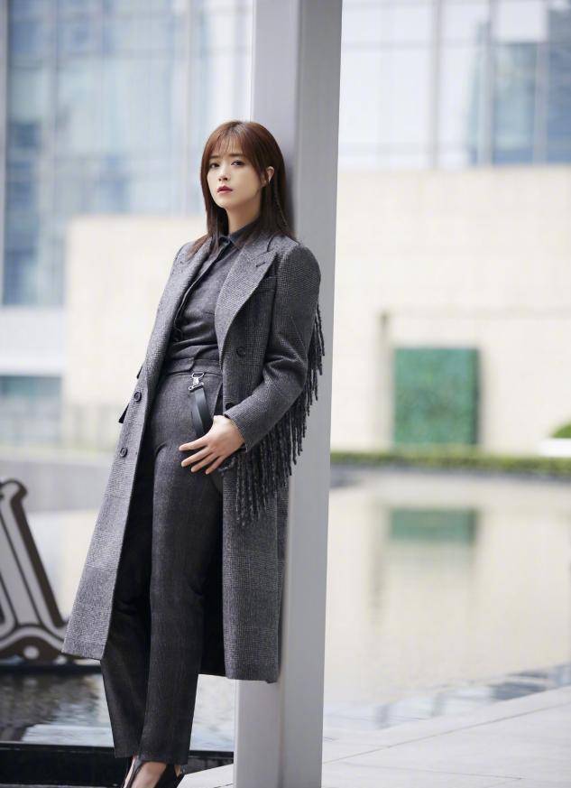 蒋欣的新发型好美,穿深v吊带配廓形裤霸气十足,气质碾压小花们_长发