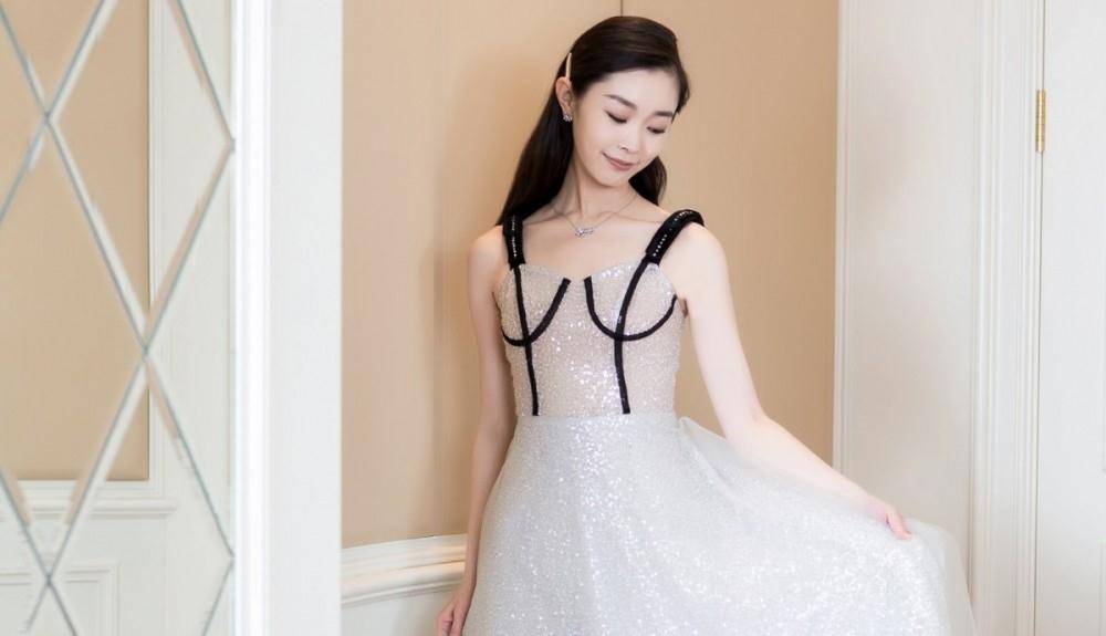 原创宋轶这个造型挺有心机裙子衣领有点低露出黑色内搭反而更时髦