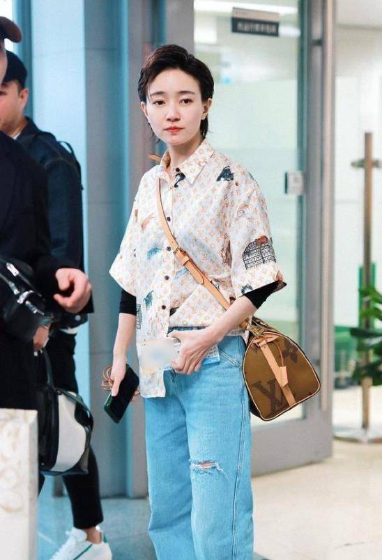 原创焦俊艳真敢穿穿衬衫配破洞牛仔裤走机场不要女人味了