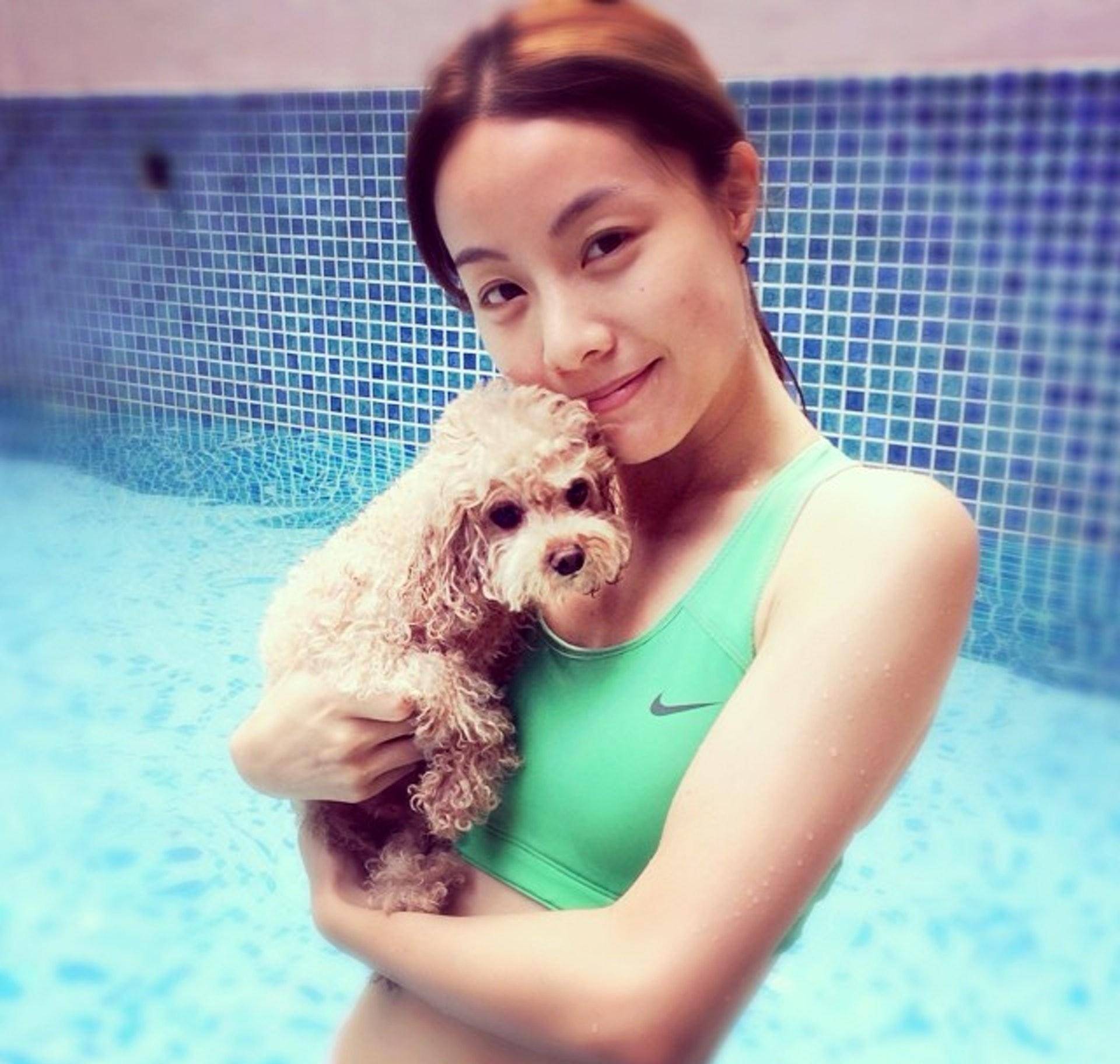 13, 陈妍希还在怀bb的时候,曾在微博上传了自己去游泳的照片,照片中的