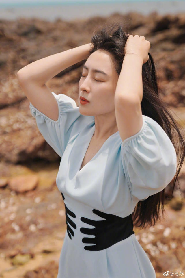 马苏晒照清纯优雅似少女笑容甜美超治愈穿搭时尚疑期待爱情