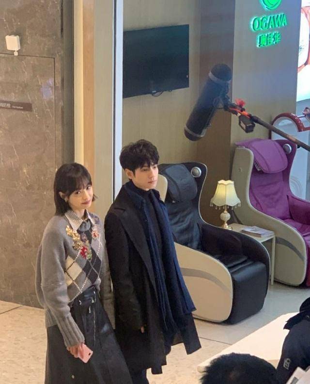 《掮客》最新路透,罗云熙很周小山,短发刘海的宋茜很惊艳_造型_网友