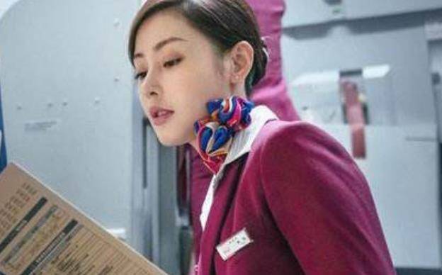 原创             《中国机长》发布会，李沁和张天爱同框，新造型时尚气场全开
