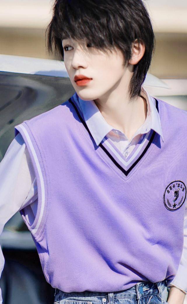 赵露思夏日清凉,宋亚轩春季温柔,他们为紫色代言_衣服_视频_毛衣