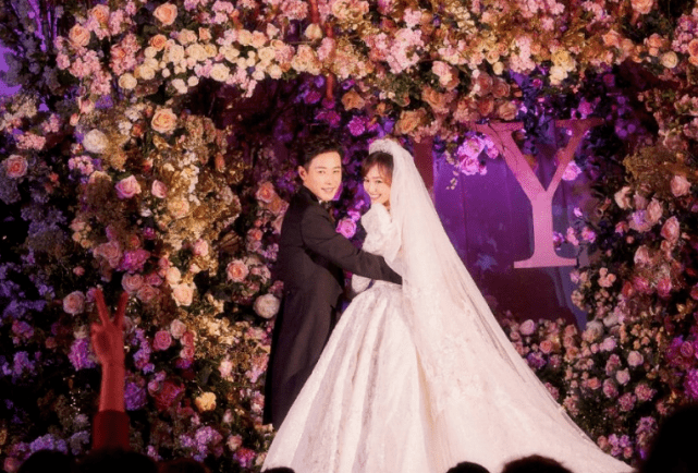 唐嫣停工近三个月终于复工,穿露背婚纱展优越肩颈线