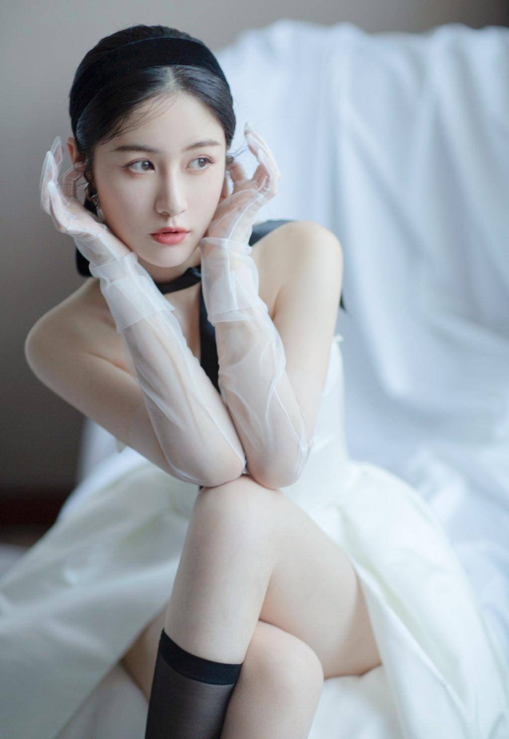 原创梁田小姐姐夏日美照来袭穿一身白裙黑发带点缀浪漫又唯美