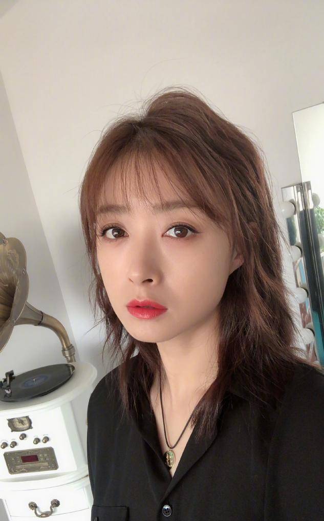 蒋欣的新发型好美,穿深v吊带配廓形裤霸气十足,气质碾压小花们_长发