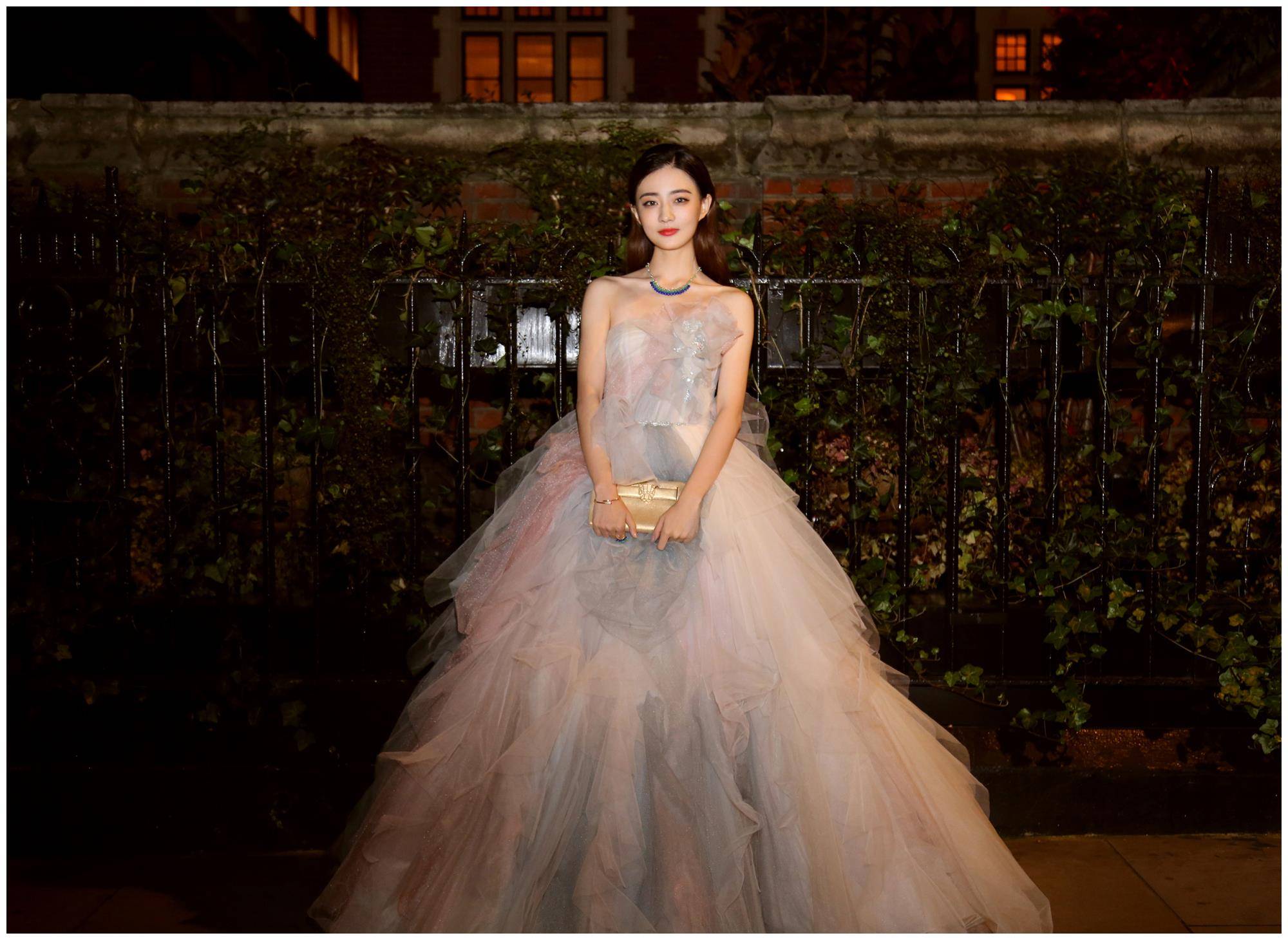 原创24岁徐璐终于放开了身穿一袭抹胸礼服恋爱后更性感