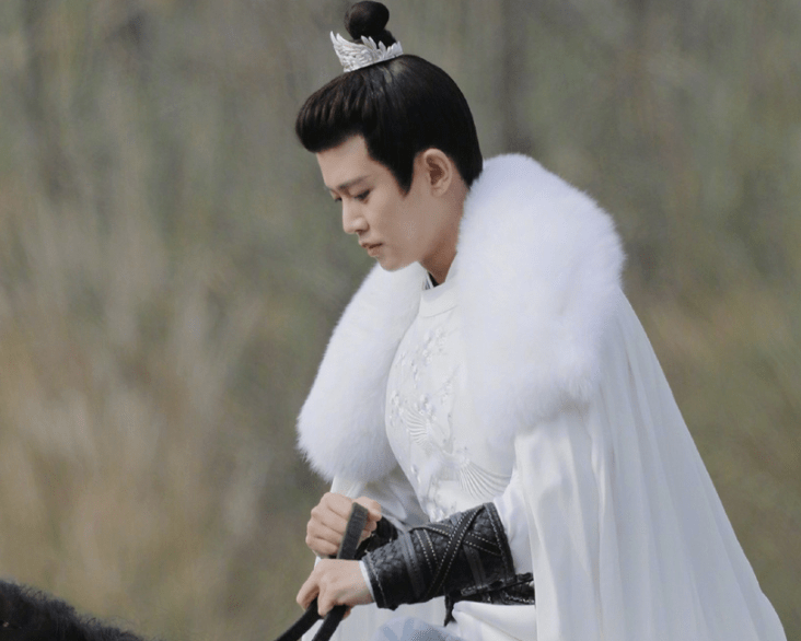 任嘉伦新剧杀青古装让人挪不开眼粉丝表示半永久吧