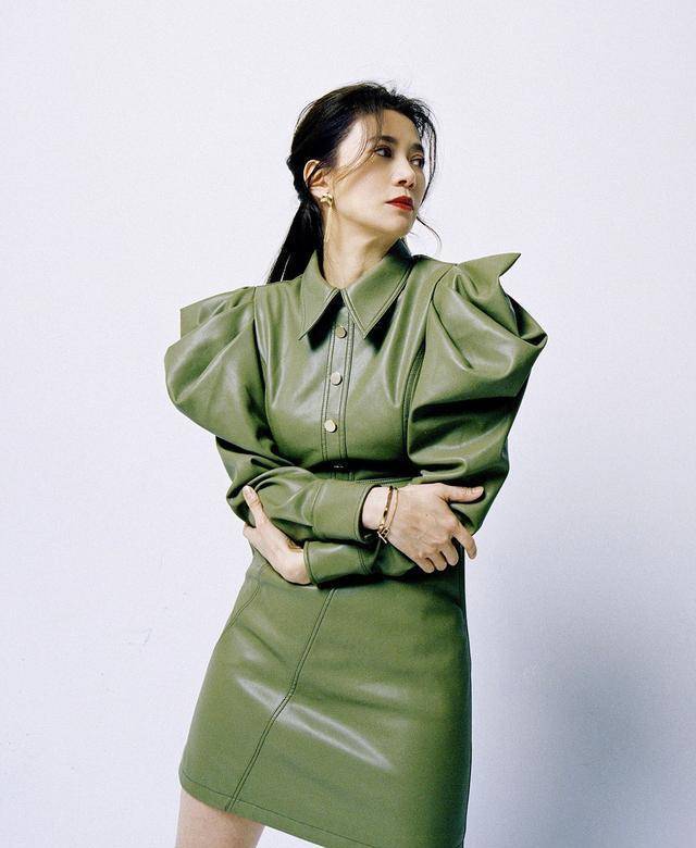 原创48岁女人穿t恤仔裤太居家学袁咏仪搭上丝巾和帆布鞋效果美翻了