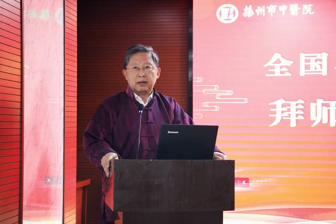 中医发展薪火相传全国名中医黄煌教授亲临扬州中医院坐诊收徒讲学