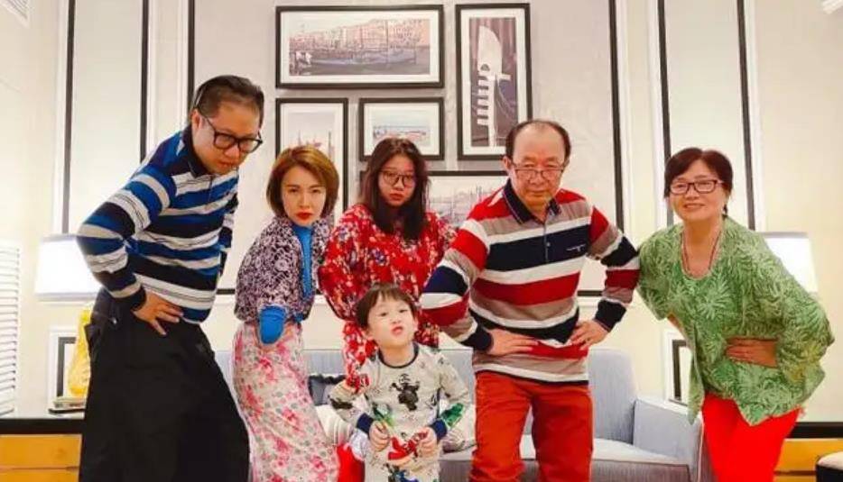 四川女人,嫁给香港导演,住别墅,生2个娃,爆火后年入500万元_生活_工作
