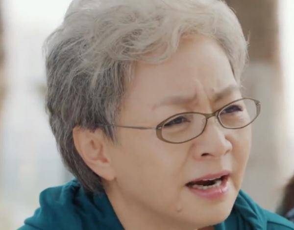 首先就是饰演罗姥姥的宋丹丹,虽然姥姥只是一个满头白发的老太太,但却