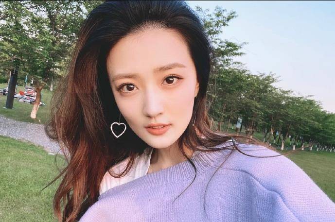 原创有一种人间水蜜桃叫徐璐穿吊带直角肩配天鹅颈太惹眼