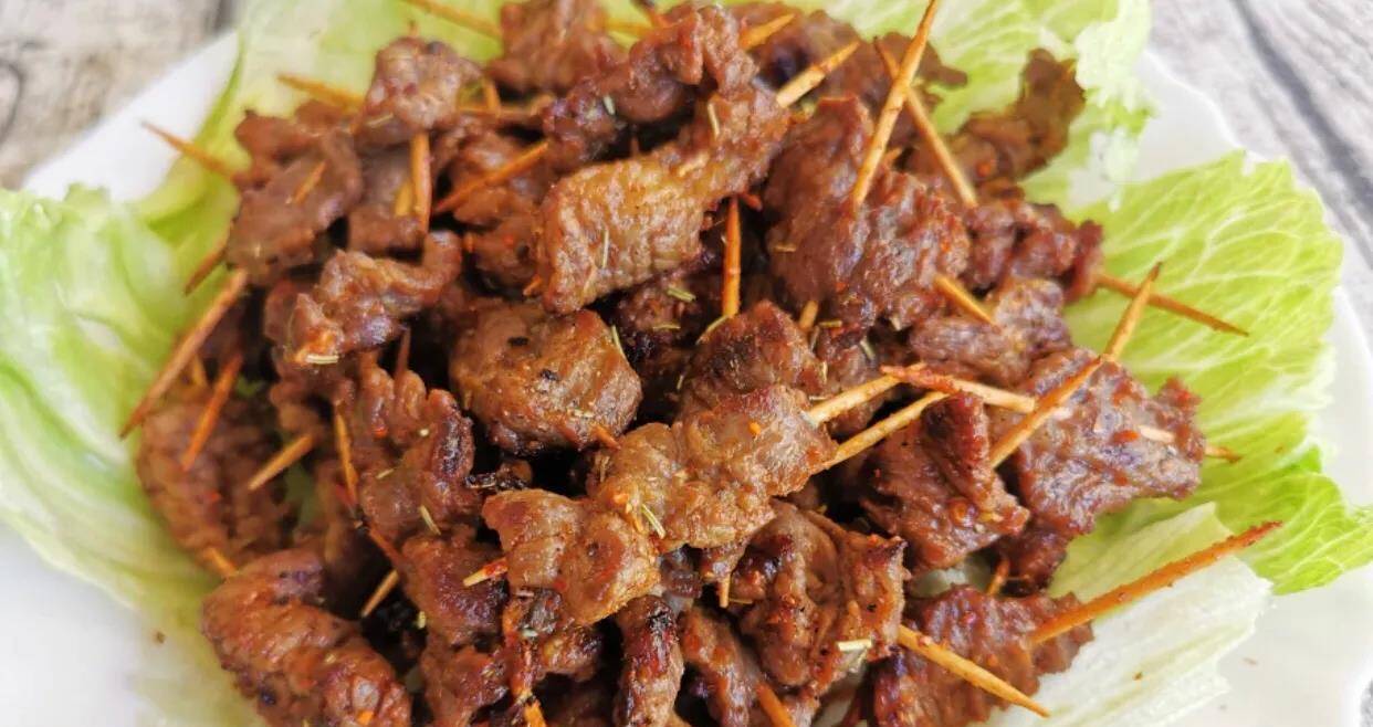 芝麻少许【做法】1,把牛肉切成小条,用生抽,料酒,十三香,辣椒粉,姜片