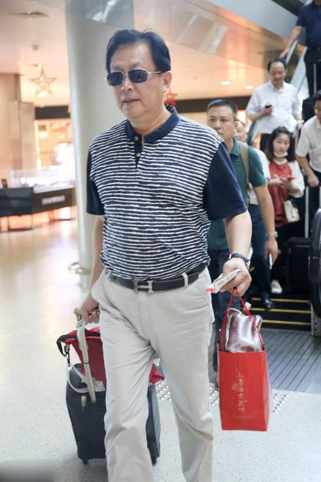 唐国强携妻罕见现身老婆穿连衣裙配礼帽低调朴素却满满福相