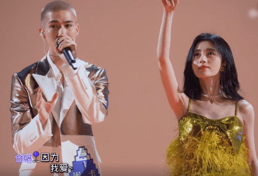 鞠婧祎羽毛裙又纯又欲,和米卡上演壁咚,透光的鼻子却让人出戏_舞台