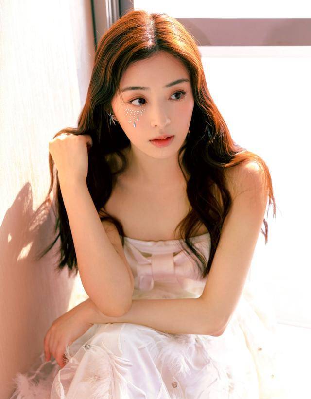 超女张含韵钻石泪白礼服造型,显露娇美身材_部分_事业_白色