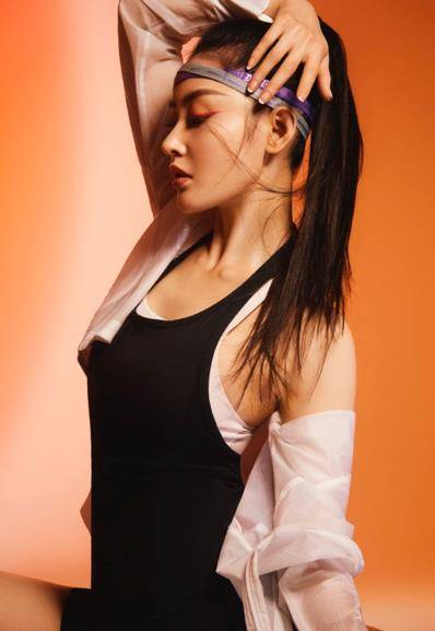 张天爱运动风写真曝光天使面庞搭配葫芦臀这身材让人羡慕