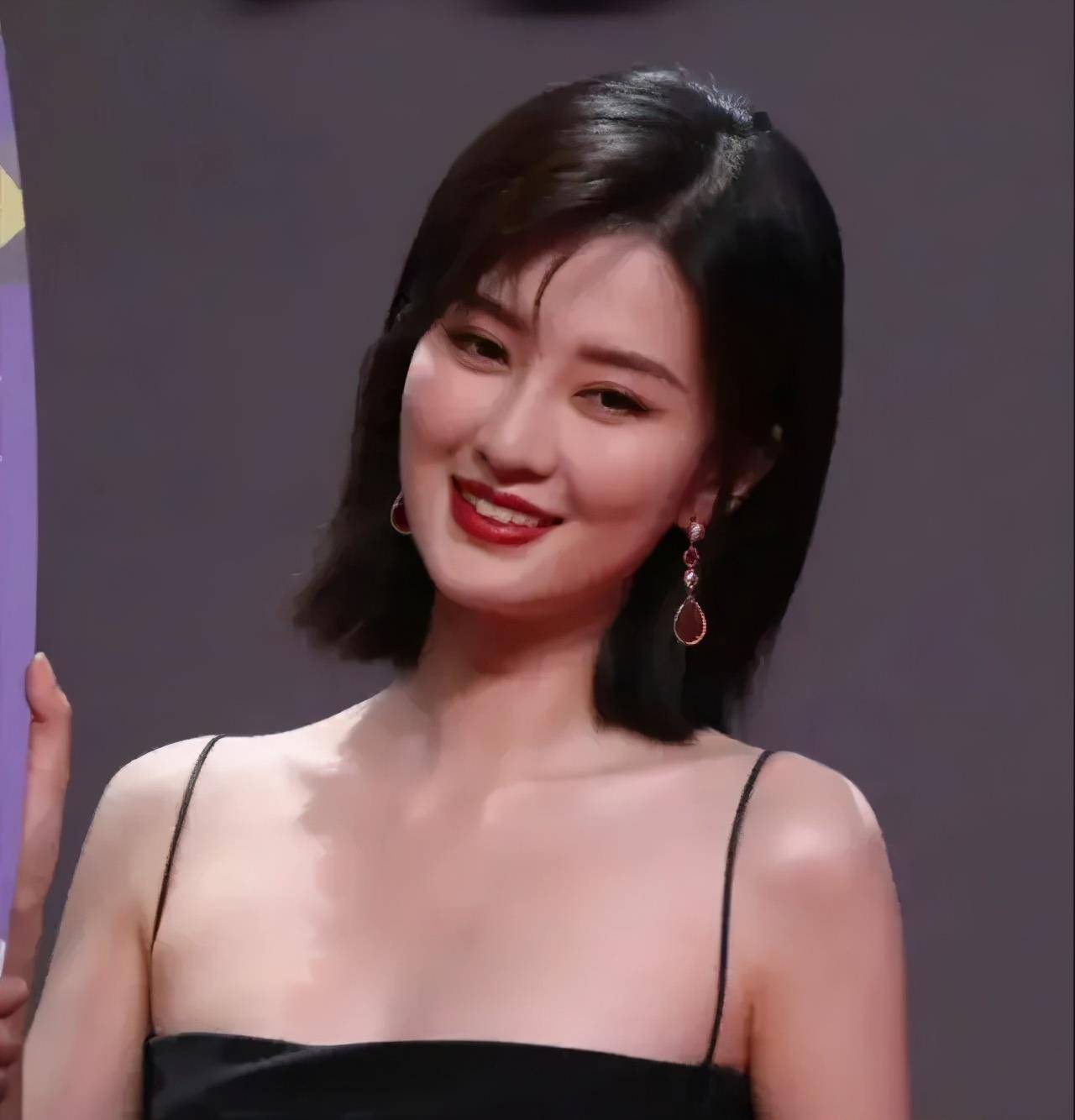 原创乔欣活动生图曝光镂空半透明长裙不敢认身价上亿不红也没关系