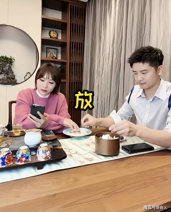 田亮野外露营玩角色互换!被老婆喂蒜表情惊恐