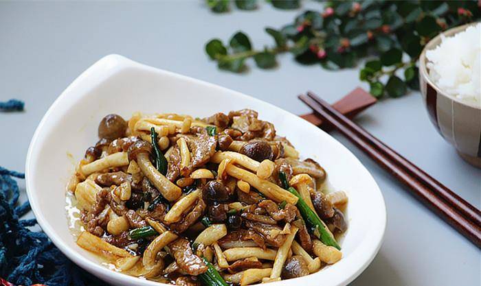 双菇牛肉牛肉嫩滑菌菇鲜美好吃到流口水