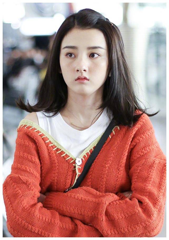 宋祖儿才21岁不涂口红时把镜头拉近就已经有鹦鹉嘴了